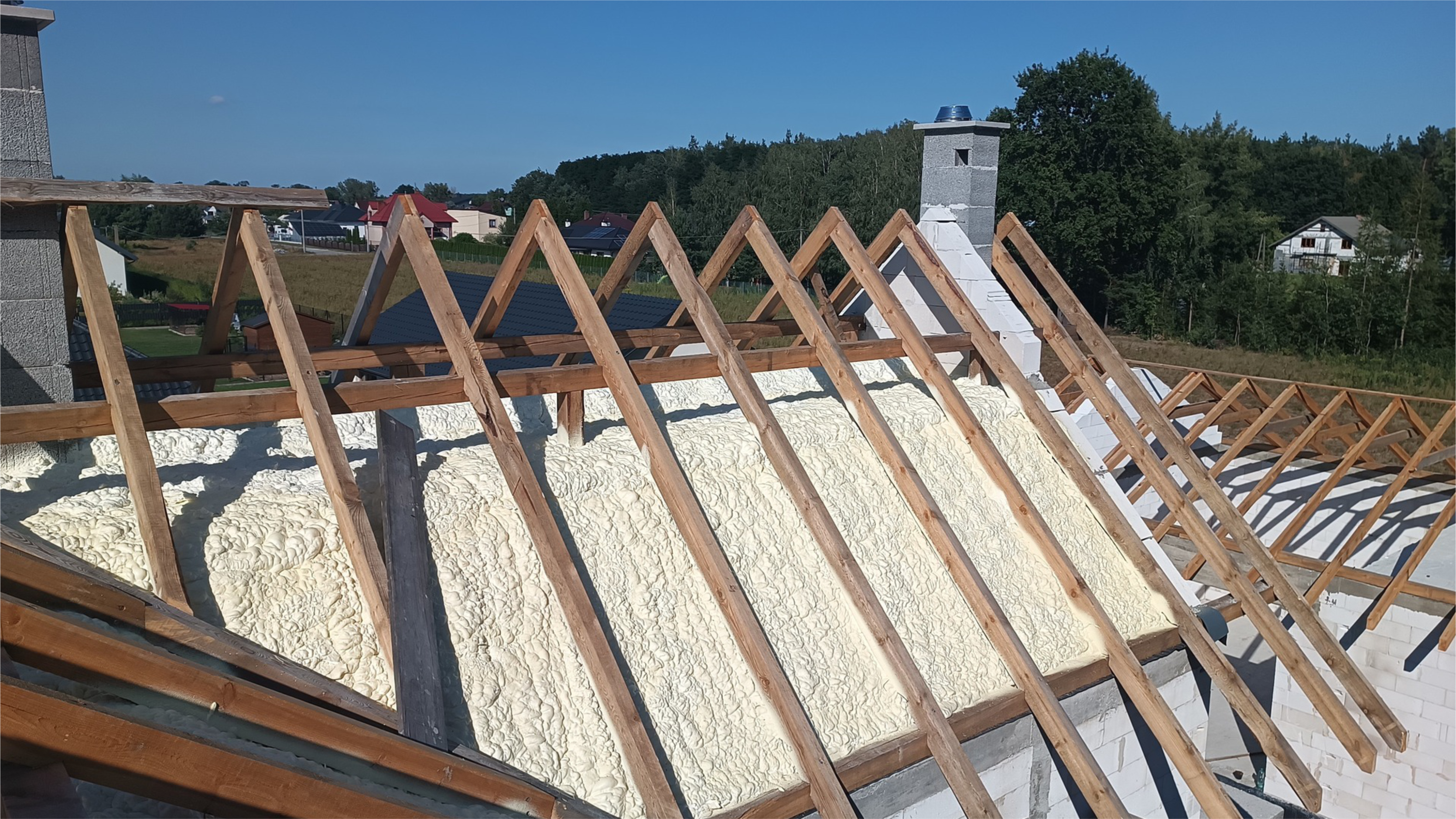 Dom w trakcie procesu piankowania